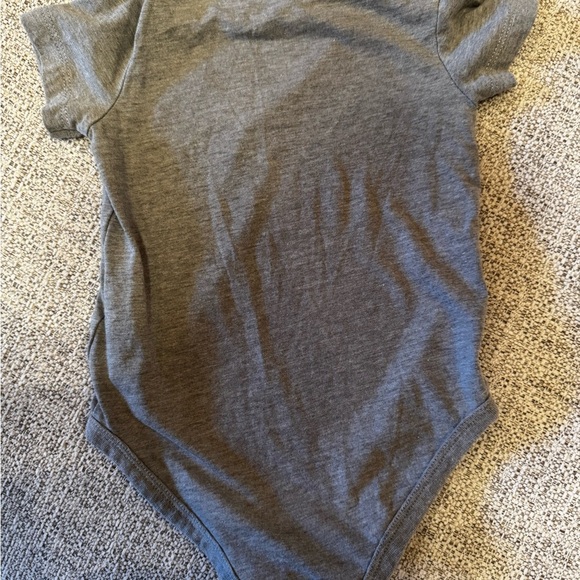 Nike Grey Baby Short Sleeve Onsie Bodysuitt Snap Bottoms Sz 12 Months - Picture 6 of 7